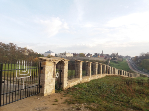 Fenced cemetery in Szydłów_2023