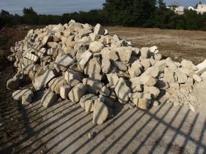 Kamienie ręcznie ciosane na ogordzenie cmentarza_2021
