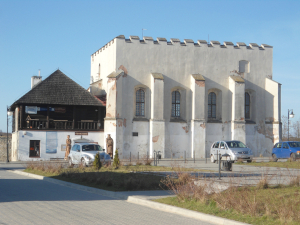 Synagoga przed renowacją_ Szydłów_ 2019